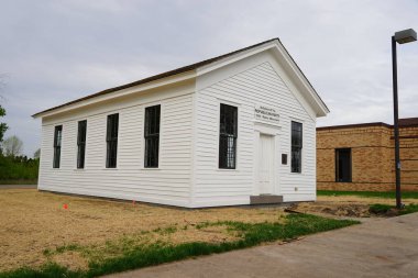 Ripon, Wisconsin ABD - 20 Mayıs 2023: Tarihi bina, ilk cumhuriyetçi ev küçük beyaz okul binası Blackburn Caddesi 'nden Batı Fond du Lac Caddesi' ne taşındı
