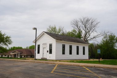 Ripon, Wisconsin ABD - 20 Mayıs 2023: Tarihi bina, ilk cumhuriyetçi ev küçük beyaz okul binası Blackburn Caddesi 'nden Batı Fond du Lac Caddesi' ne taşındı