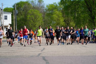Camp Douglas, Wisconsin - 16 Mayıs 2022: Yerel halk Silahlı Kuvvetler günlerinde 5 mil koşuya katıldı