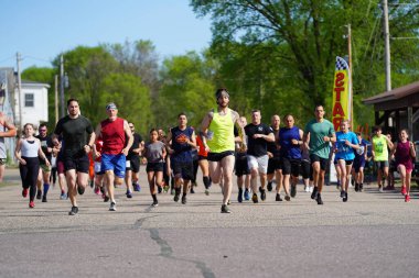 Camp Douglas, Wisconsin - 16 Mayıs 2022: Yerel halk Silahlı Kuvvetler günlerinde 5 mil koşuya katıldı