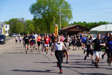 Camp Douglas, Wisconsin - 16 Mayıs 2022: Yerel halk Silahlı Kuvvetler günlerinde 5 mil koşuya katıldı