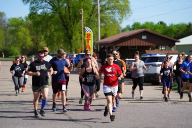 Camp Douglas, Wisconsin - 16 Mayıs 2022: Yerel halk Silahlı Kuvvetler günlerinde 5 mil koşuya katıldı