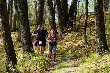 Camp Douglas, Wisconsin USA - 17 Mayıs 2022: Rekabetçi koşucular ormanda koşuyor