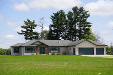 Ormanda büyük, modern bir ev.