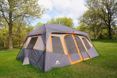 Yeni Lizbon, Wisconsin ABD - 18 Mayıs 2022: Koyu gri turuncu süs Ozark Patikası 14 x 10 ekstra büyük çadır.