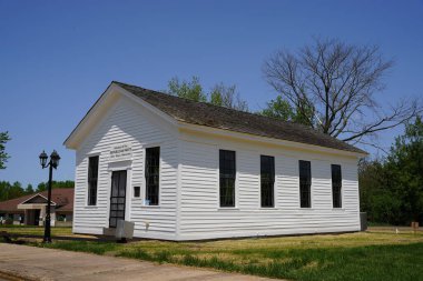 Ripon, Wisconsin ABD - 20 Mayıs 2023: Tarihi bina, ilk cumhuriyetçi ev küçük beyaz okul binası Blackburn Caddesi 'nden Batı Fond du Lac Caddesi' ne taşındı