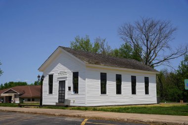 Ripon, Wisconsin ABD - 20 Mayıs 2023: Tarihi bina, ilk cumhuriyetçi ev küçük beyaz okul binası Blackburn Caddesi 'nden Batı Fond du Lac Caddesi' ne taşındı