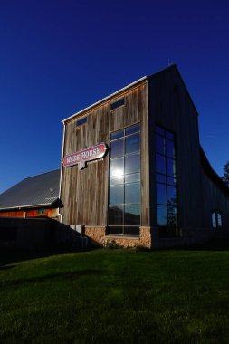 Tarlada büyük bir ahır.