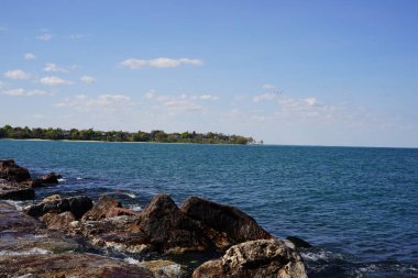 Sheboygan, Wisconsin kıyısında Michigan Gölü kıyısında dev kaya parçaları bulunur.