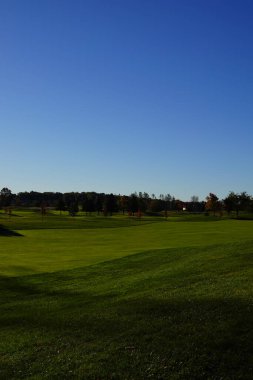 Fond du Lac, Wisconsin 'in dışında yemyeşil çayır ve golf sahası.