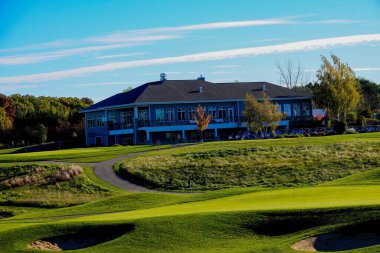 Fond du Lac, Wisconsin 'in dışında yemyeşil çayır ve golf sahası.
