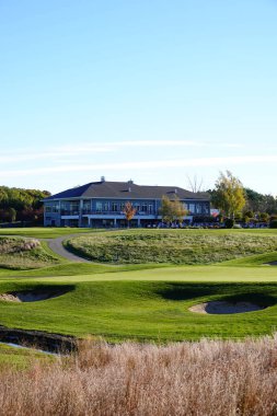 Fond du Lac, Wisconsin 'in dışında yemyeşil çayır ve golf sahası.