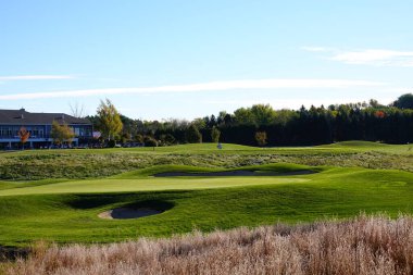 Fond du Lac, Wisconsin 'in dışında yemyeşil çayır ve golf sahası.