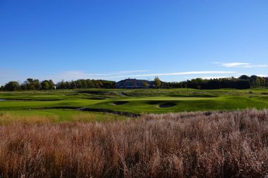 Fond du Lac, Wisconsin 'in dışında yemyeşil çayır ve golf sahası.