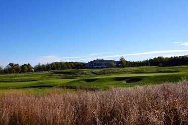 Fond du Lac, Wisconsin 'in dışında yemyeşil çayır ve golf sahası.