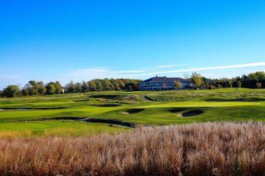 Fond du Lac, Wisconsin 'in dışında yemyeşil çayır ve golf sahası.