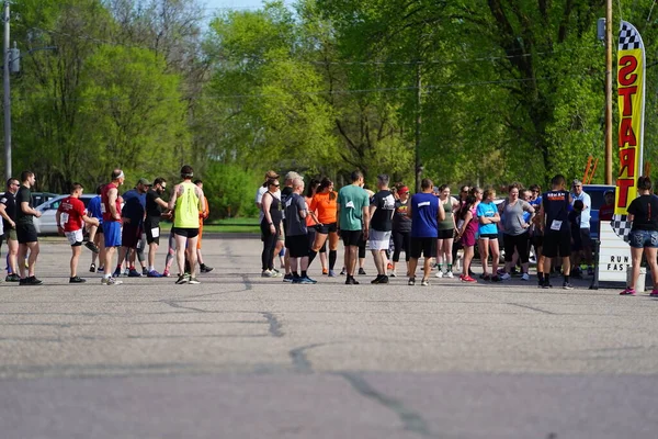 Camp Douglas, Wisconsin - 16 Mayıs 2022: Yerel halk Silahlı Kuvvetler günlerinde 5 mil koşuya katıldı
