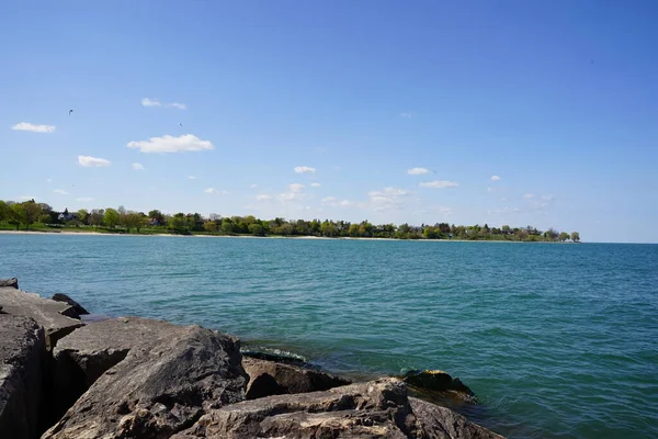 Gigantyczne Skały Siedzą Wybrzeżu Jeziora Michigan Nad Brzegiem Sheboygan Wisconsin — Zdjęcie stockowe