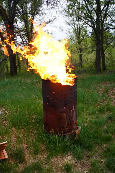 焚烧的垃圾桶放在外面 — 图库照片