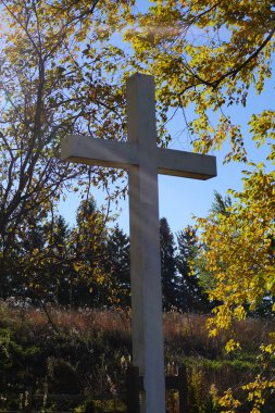 Wisconsin, Fond du Lac 'ın kırsalında duran beyaz kutsal Hıristiyan haçı..