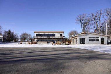 Fond du Lac, Wisconsin ABD - 15 Ocak 2019: TJ 'nin Liman Restoranı' nın önünde kış.