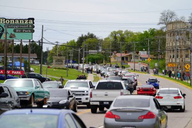 Wisconsin Dells, Wisconsin, ABD - 21 Mayıs 2022: Çeşitli türde kamyon ve arabalar otomobil trafiğine yol açtı.