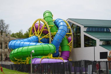 Wisconsin Dells, Wisconsin USA - 21 Mayıs 2022: Medusa 'nın Slaytlı yeni su parkı gezisi. Olimpos tamamen birleştirildi.
