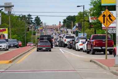 Wisconsin Dells, Wisconsin, ABD - 21 Mayıs 2022: Çeşitli türde kamyon ve arabalar otomobil trafiğine yol açtı.