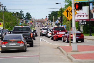 Wisconsin Dells, Wisconsin, ABD - 21 Mayıs 2022: Çeşitli türde kamyon ve arabalar otomobil trafiğine yol açtı.