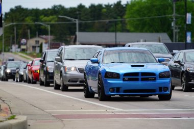 Wisconsin Dells, Wisconsin, ABD - 21 Mayıs 2022: Çeşitli türde kamyon ve arabalar otomobil trafiğine yol açtı.