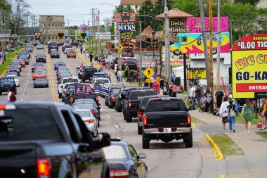 Wisconsin Dells, Wisconsin, ABD - 21 Mayıs 2022: Çeşitli türde kamyon ve arabalar otomobil trafiğine yol açtı.