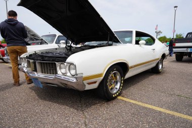 Wisconsin Dells, Wisconsin ABD - 21 Mayıs 2022: Beyaz 1972 AMC Javelin SST klasik araba fuarında gösteriliyor.