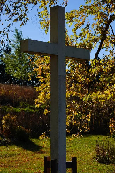 Croix Chrétienne Blanche Debout Sur Campagne Fond Lac Wisconsin — Photo
