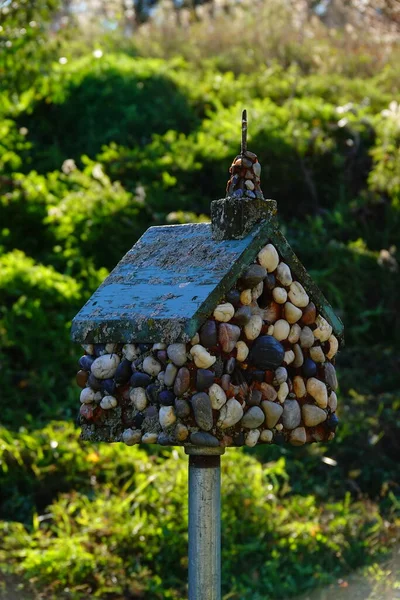Ξύλινα Σπίτια Πουλιών Κάθονται Έξω Κατά Διάρκεια Της Φθινοπωρινής Περιόδου — Φωτογραφία Αρχείου