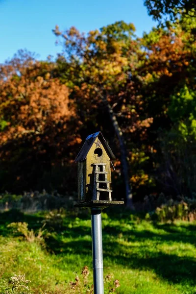 ウィスコンシン州フォンデュラックの秋の季節に木製の鳥の家が外に座る — ストック写真