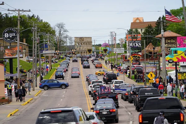 Wisconsin Dells, Wisconsin, ABD - 21 Mayıs 2022: Çeşitli türde kamyon ve arabalar otomobil trafiğine yol açtı.