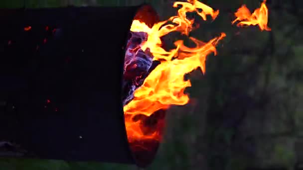 Het Verbranden Van Vuilnisvat Zit Buiten Tijdens Zomer — Stockvideo