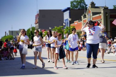 Sheboygan, Wisconsin / ABD - 4 Temmuz 2019: Birçok toplum üyesi bir izleyici olmak ve 4 Temmuz Özgürlük Festivali 'nin şehir merkezinde düzenlenen yürüyüşünü izlemek için geldi..
