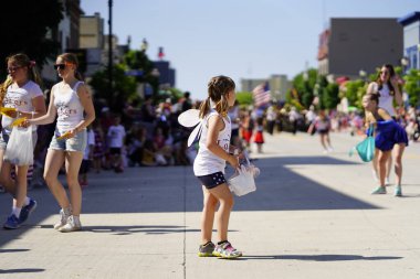 Sheboygan, Wisconsin / ABD - 4 Temmuz 2019: Birçok toplum üyesi bir izleyici olmak ve 4 Temmuz Özgürlük Festivali 'nin şehir merkezinde düzenlenen yürüyüşünü izlemek için geldi..