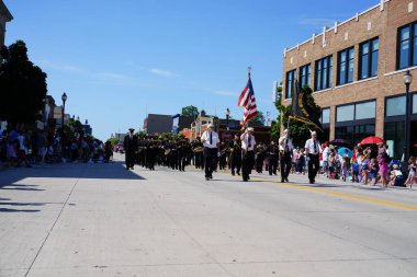 Sheboygan, Wisconsin / ABD - 4 Temmuz 2019: Kiel belediye müzik bandosu 4 Temmuz Birleşik Devletler bağımsızlık bayramı için özgürlük yürüyüşü yürüyüşü yaptı.