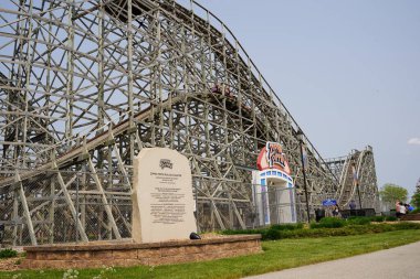 Green Bay, Wisconsin ABD - 20 Mayıs 2023 Bay Beach lunaparkında Zippin Pippin ahşap hız treni.