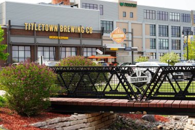 Green Bay, Wisconsin USA - 20 Mayıs 2023: Titletown Bira Fabrikası Spor Bar Binası.