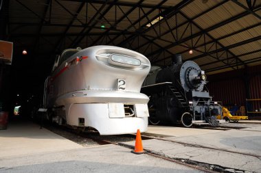 Green Bay, Wisconsin ABD - 20 Mayıs 2023: Eski klasik yolcu vagonları ve eski klasik tren motorları Ulusal Demiryolu Müzesi 'nde ziyaretçilere gösterilecek..