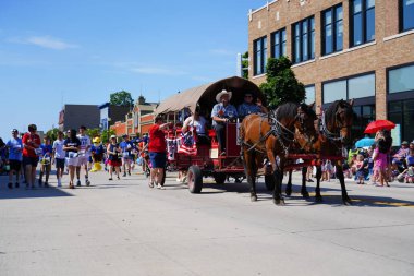 Sheboygan, Wisconsin / ABD - 4 Temmuz 2019: Birçok toplum üyesi bir izleyici olmak ve 4 Temmuz Özgürlük Festivali 'nin şehir merkezinde düzenlenen yürüyüşünü izlemek için geldi..