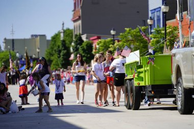 Sheboygan, Wisconsin - 4 Temmuz 2022: Özgürlük Festivali katılımcıları