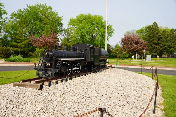美国威斯康星州绿湾 2023年5月23日 微型苏联铁路2718型H 23型4 2型太平洋蒸汽机车复制品座落在国家铁路博物馆前 — 图库照片