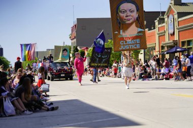 Sheboygan, Wisconsin ABD - 4 Temmuz 2019: İklim aktivisti ve Greta Thunberg destekçileri 4 Temmuz kutlamaları sırasında özgürlük yürüyüşü yaptılar