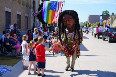 Sheboygan, Wisconsin ABD - 4 Temmuz 2019: İklim aktivisti ve Greta Thunberg destekçileri 4 Temmuz kutlamaları sırasında özgürlük yürüyüşü yaptılar