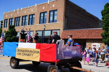 Sheboygan, Wisconsin ABD - 4 Temmuz 2019: İklim aktivisti ve Greta Thunberg destekçileri 4 Temmuz kutlamaları sırasında özgürlük yürüyüşü yaptılar