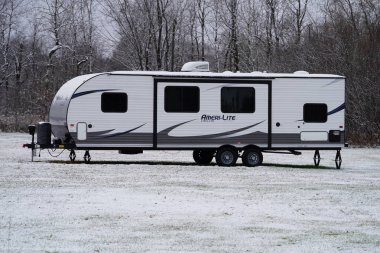 Karda park etmiş bir karavan.